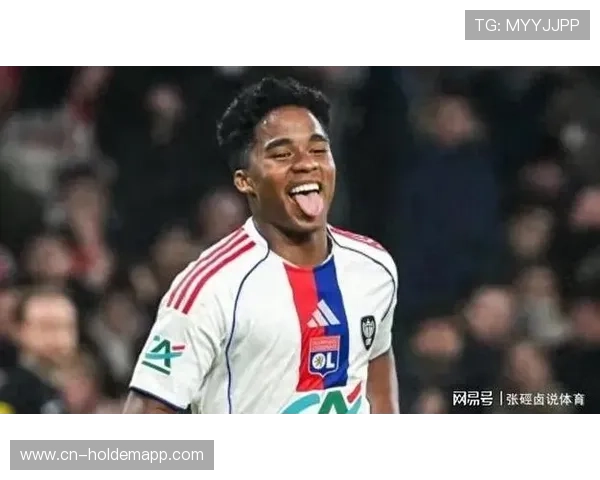 里昂球迷街头庆祝恩德里克戴帽，城市氛围热烈