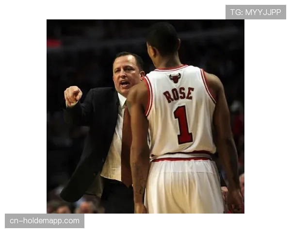 镜头捕捉：尼斯主帅与对方教练席发生激烈口角被警告