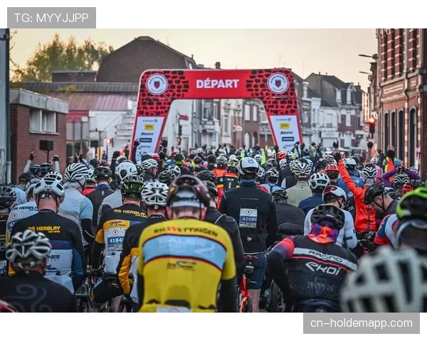 特写：巴黎-鲁贝终点鲁贝竞技场，冠军与最后一名车手得到同样的欢呼