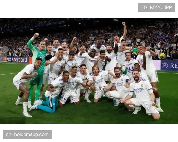 特写:马赛市街头,为纪念球队1993年欧冠夺冠的壁画完成翻新